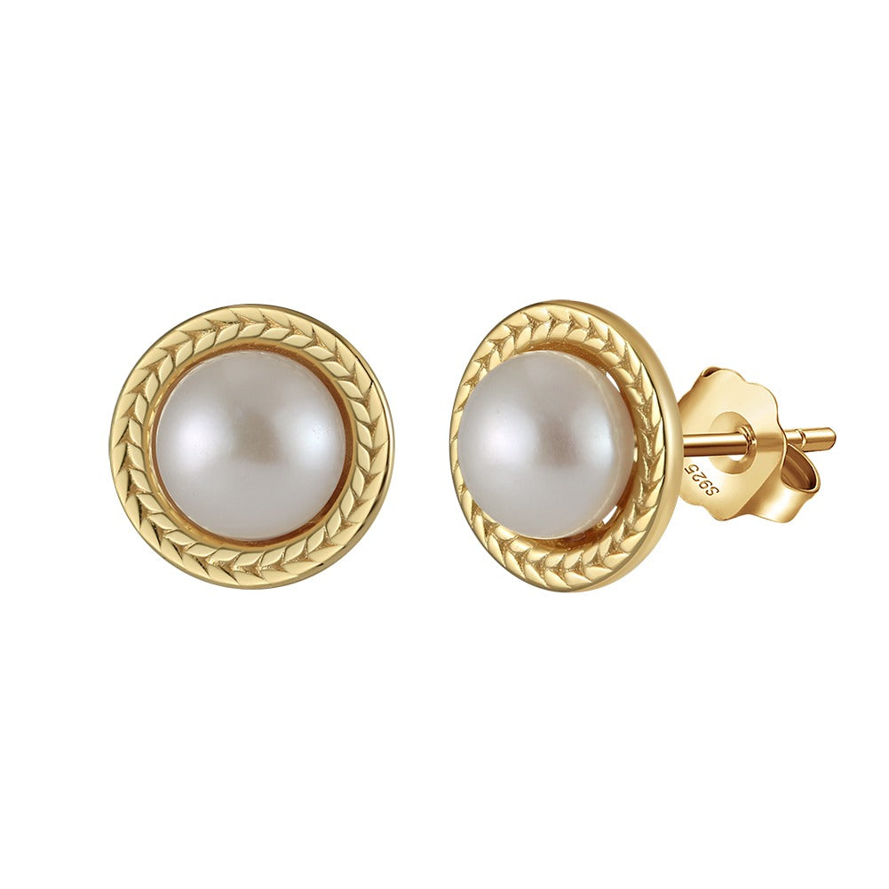 Minimalist design and chic freshwater cultured Pearl ear studs, perfect for everyday wear. 
